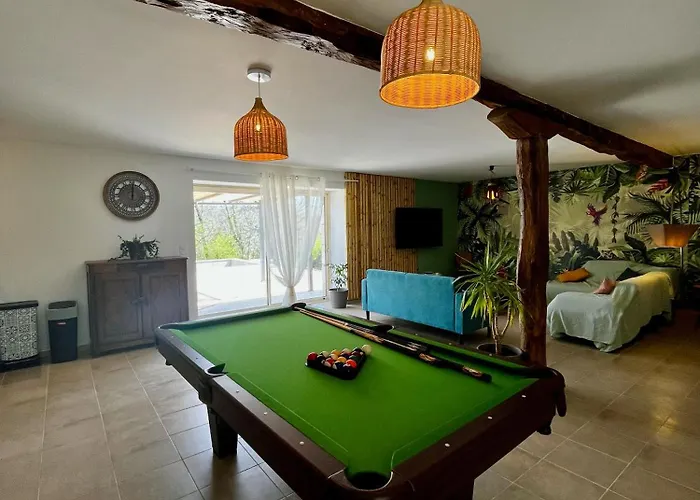 Domaine De Bach بيت للعطل *